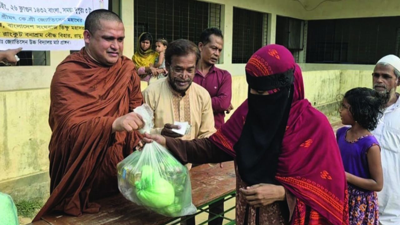 রামুতে দরিদ্র রোজাদারদের মাঝে ইফতার সামগ্রী দিলেন বৌদ্ধ ভিক্ষু