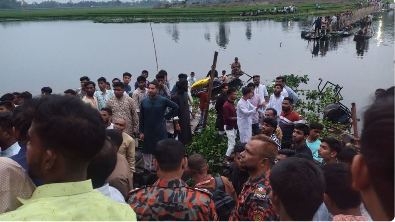 ব্রিজ ভেঙে নদীতে পড়ল শতাধিক মানুষ, ৩ শিশু নিহত