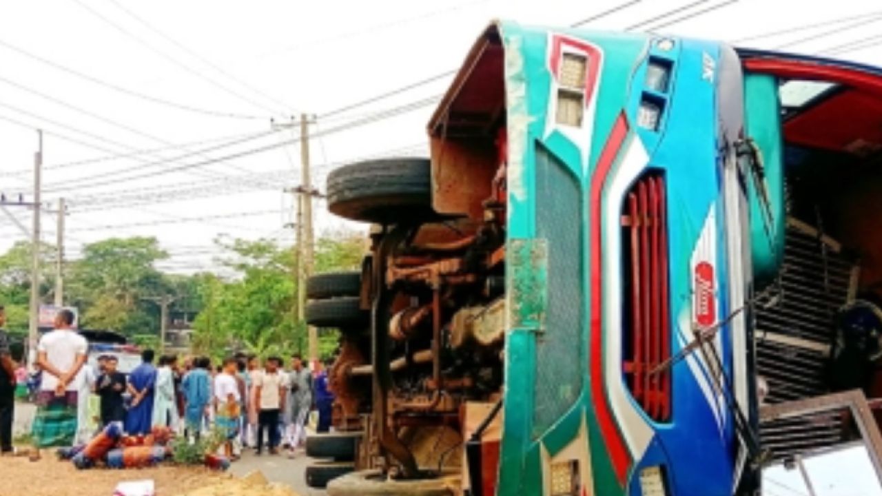 পটিয়া মহাসড়কে বাস উল্টে নিহত ২, আহত ১০