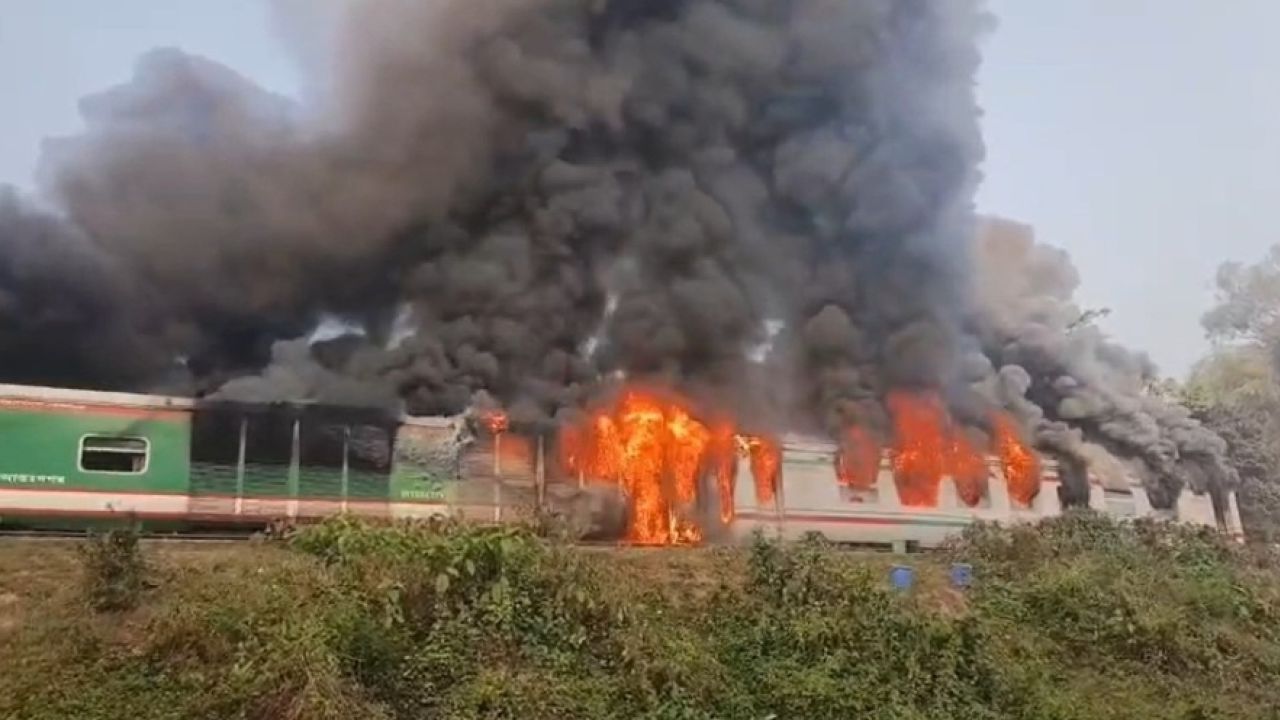 সীতাকুণ্ডে 'চট্টলা এক্সপ্রেস' ট্রেনের দুটি বগিতে আগুন