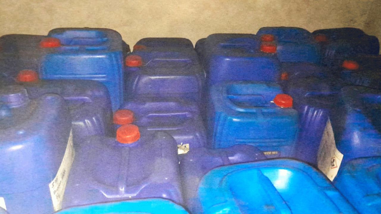 উখিয়ায় পাচারের জন্য মজুদ ৩ হাজার লিটার এসিড জব্দ