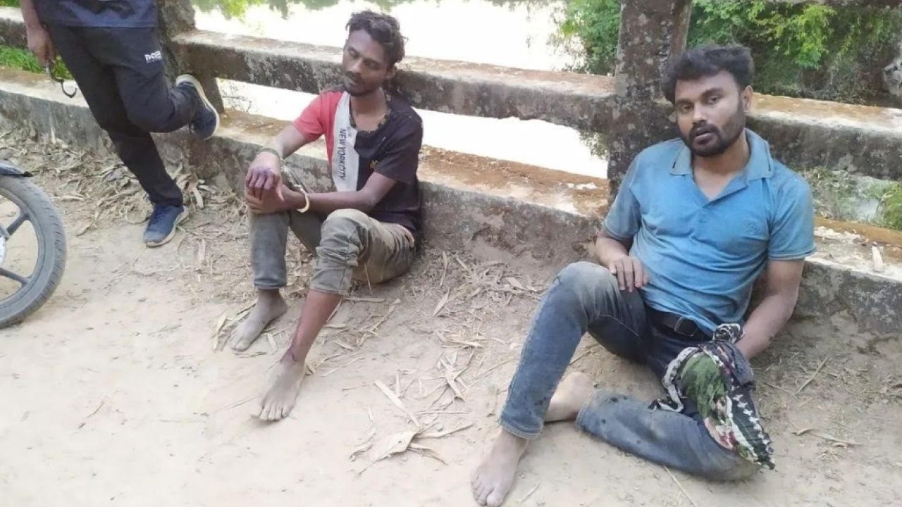 নাইক্ষ্যংছড়িতে অস্ত্রসহ দুই যুবক আটক