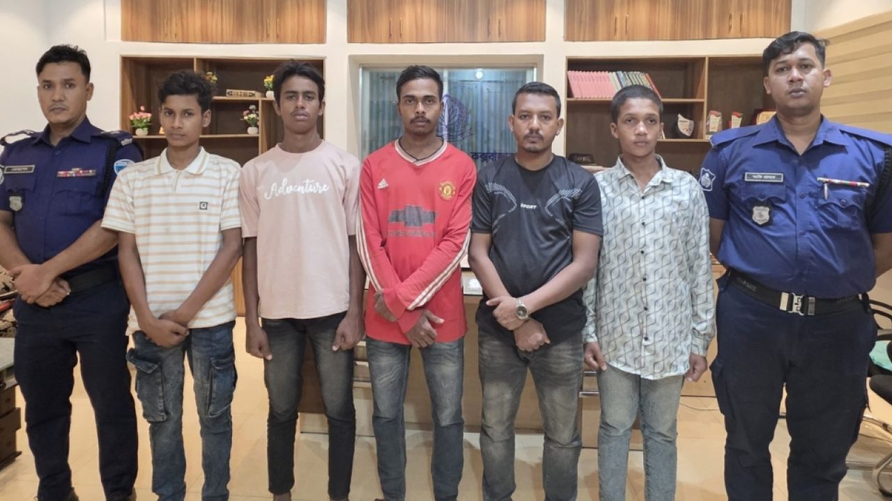 টেকনাফে পুলিশের অভিযানে চকরিয়া থেকে অপহৃত ৫ শিশু-কিশোর উদ্ধার