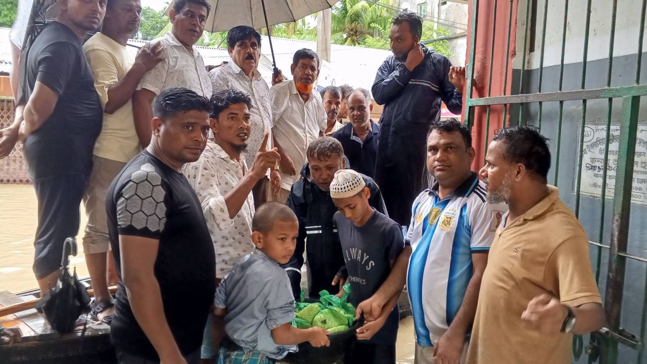 লামায় বন্যাদুর্গতদের মাঝে উপজেলা প্রশাসন ও বিএনপির খাবার বিতরণ