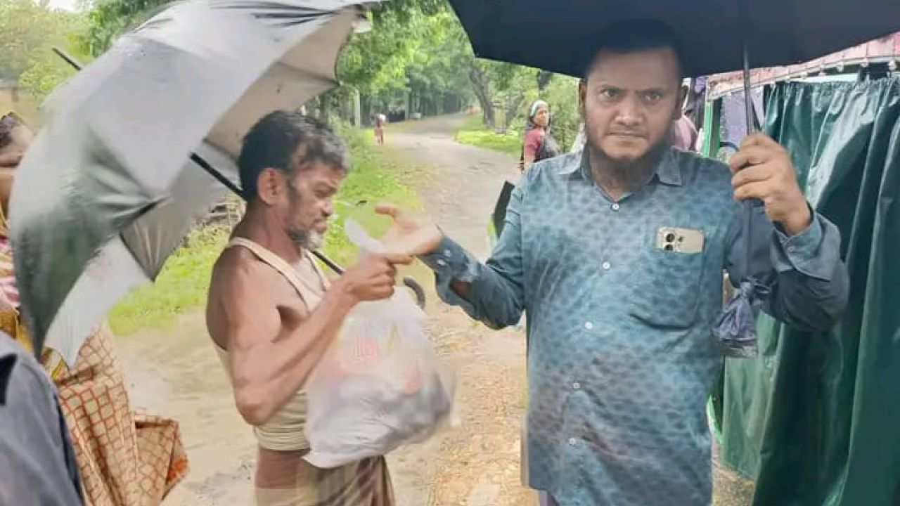 লামার ইয়াংছা এলাকায় বন্যার্ত মানুষের পাশে ব্যবসায়ী নেজাম উদ্দিন কোম্পানি